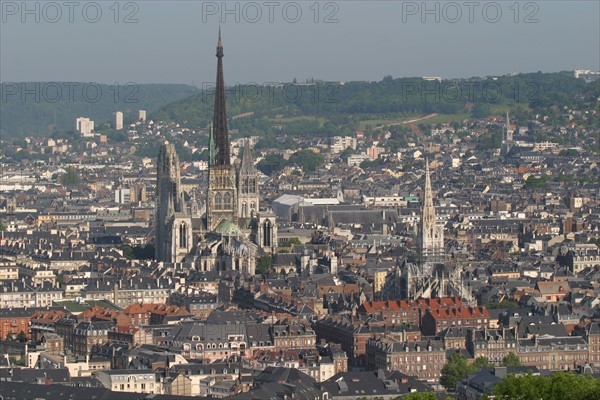 France, Haute Normandie, Seine Maritime, Rouen, cathedrale Notre-Dame, panorama depuis la cote sainte catherine, vue generale,