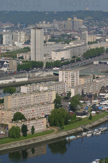 France, Haute Normandie, Seine Maritime, Rouen, panorama depuis la cote sainte catherine, vue generale, ile Lacroix et la rive gauche avec la tour des archives, tours, immeubles,