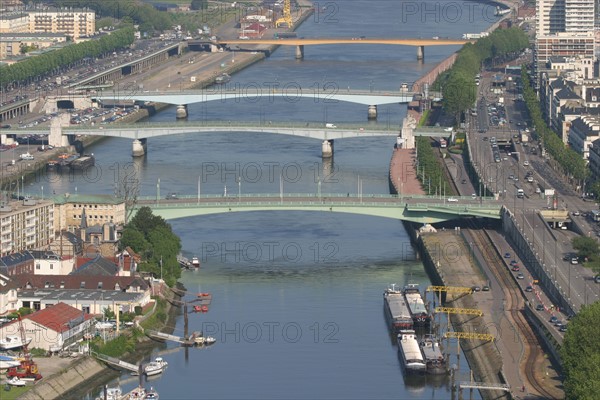 France, Haute Normandie, Seine Maritime, Rouen, panorama depuis la cote sainte catherine, vue generale, ile Lacroix et la rive gauche, Seine, ponts, Corneille
boieldieu, jeanne d'arc, guillaume le conquerant, peniches,