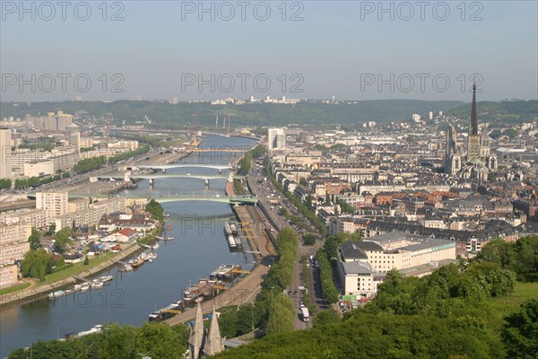 France, Haute Normandie, Seine Maritime, Rouen, panorama depuis la cote sainte catherine, vue generale, ile Lacroix et la rive gauche avec la tour des archives, tours, immeubles, ponts, Seine, cathedrale, Seine, ponts,