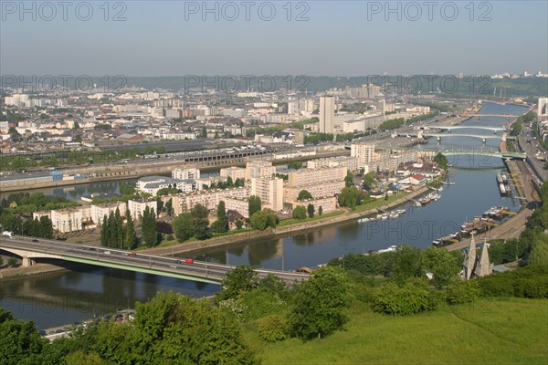 France, Haute Normandie, Seine Maritime, Rouen, panorama depuis la cote sainte catherine, vue generale, ile Lacroix et la rive gauche avec la tour des archives, tours, immeubles, ponts, Seine, cathedrale, Seine, ponts,