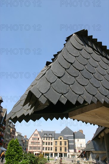 France, Haute Normandie, Seine Maritime, Rouen, place du vieux marche, eglise sainte jeanne d'Arc, toiture d'ardoises, maisons, architecte louis arretche,