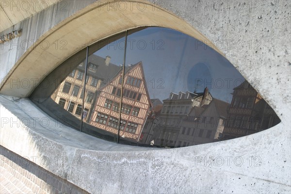 France, Haute Normandie, Seine Maritime, Rouen, place du vieux marche, eglise sainte jeanne d'Arc, toiture d'ardoises, maisons, reflet dans une fenetre,