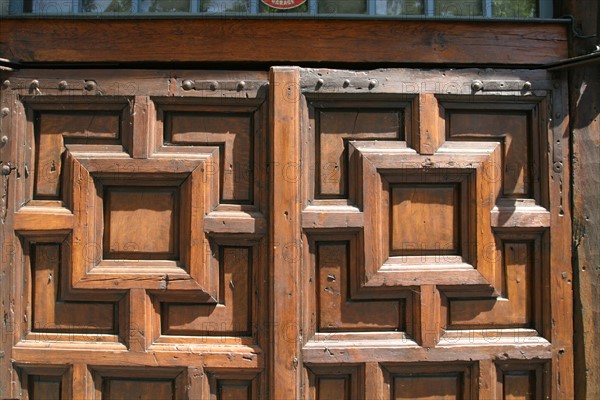 France, Haute Normandie, Seine Maritime, Rouen,  place barthelemy, depuis le parvis de l'eglise saint Maclou, maisons a pans de bois, habitat traditionnel, colombages, detail porte en bois,