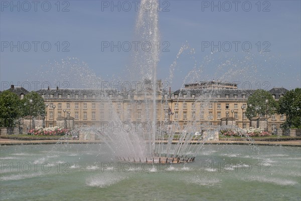 France, Haute Normandie, Seine Maritime, Rouen, hotel de region et jardins de la place, institution, administration, conseil regional, jardin, bassin, fontaine, jet d'eau,