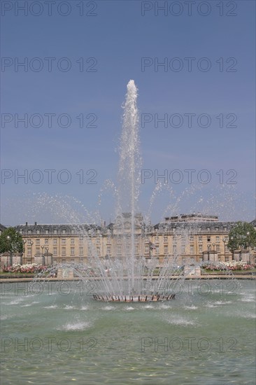 France, Haute Normandie, Seine Maritime, Rouen, hotel de region et jardins de la place, institution, administration, conseil regional, jardin, bassin, fontaine, jet d'eau,