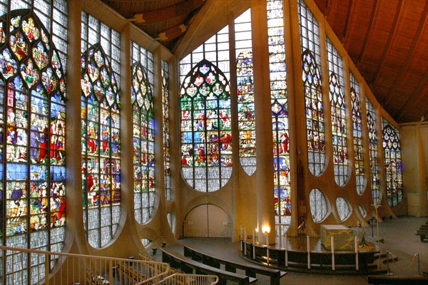 France, Haute Normandie, Seine Maritime, Rouen, place du vieux marche, eglise sainte jeanne d'Arc, toiture d'ardoises, maisons, architecte louis arretche, vitraux, interieur, edifice religieux,