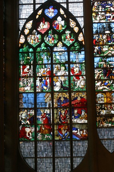 France, Haute Normandie, Seine Maritime, Rouen, place du vieux marche, eglise sainte jeanne d'Arc, toiture d'ardoises, maisons, architecte louis arretche, vitraux, interieur, edifice religieux,