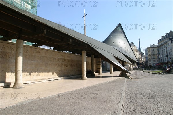 France, Haute Normandie, Seine Maritime, Rouen, place du vieux marche, eglise sainte jeanne d'Arc, toiture d'ardoises, maisons, architecte louis arretche, parvis,