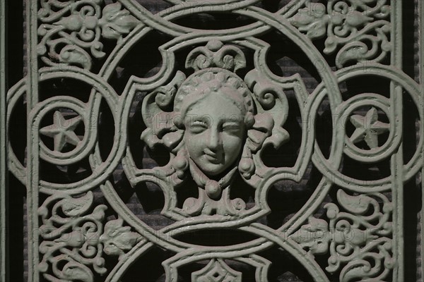 France, Haute Normandie, Seine Maritime, Rouen, detail de la porte d'une maison, rue Beffroy, visage de femme, ferronnerie,