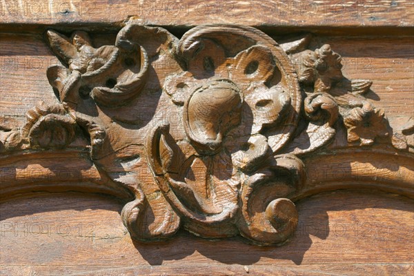 France, Haute Normandie, Seine Maritime, Rouen, rue beffroy, detail porte, bois sculpte, rocaille,