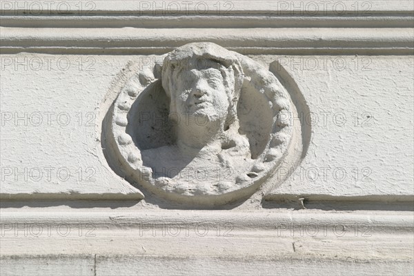 France, Haute Normandie, Seine Maritime, Rouen, rue charles lenepveu, detail habitat, maison, sculpture, habitat traditionnel, ornement, decor, facade, figure, visage d'homme, medaillon,