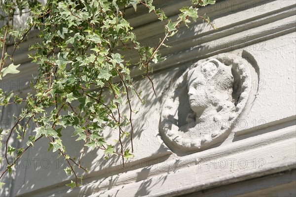 France, Haute Normandie, Seine Maritime, Rouen, rue charles lenepveu, detail habitat, maison, sculpture, habitat traditionnel, ornement, decor, facade, figure, visage d'homme, medaillon,