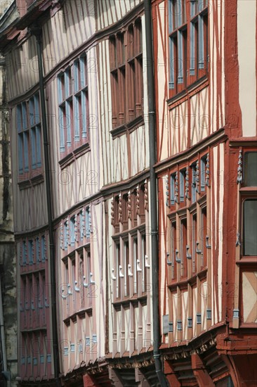 France, Haute Normandie, Seine Maritime, Rouen, rue des bons enfants, habitat traditionnel, maisons a pans de bois, colombages, fenetres, medieval,