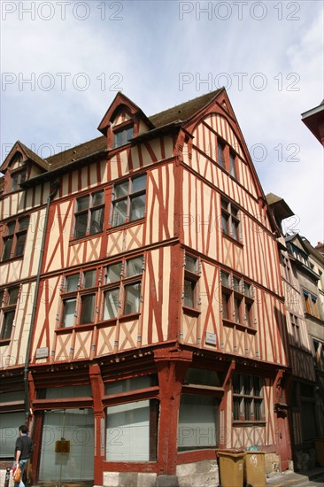 France, Haute Normandie, Seine Maritime, Rouen, rue des bons enfants, habitat traditionnel, maisons a pans de bois, colombages, fenetres, medieval,