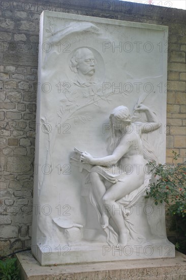 France, Haute Normandie, Seine Maritime, Rouen, musee Flaubert et d'histoire de la medecine, CHU hopitaux de Rouen. jardin, stele hommage a Gustave Flaubert