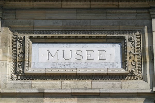 France, Haute Normandie, Seine Maritime, Rouen, musee des beaux arts, 1 place restout, facade, detail cartouche grave,