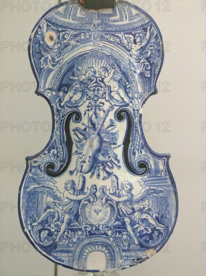 France, Haute Normandie, Seine Maritime, Rouen, musee de la ceramique, 1 place faucon, ancien hotel d'hocqueville, vieux Rouen, violon (Delft, 1er quart du XVIIIe)