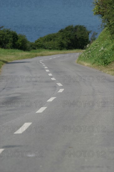 France, Haute Normandie, Seine Maritime, fecamp, route sinueuse, vers la chapelle des marins sur les hauteurs de fecamp, zig zag, ligne discontinue, mer, talus,