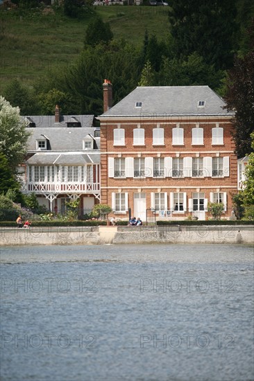 France, Haute Normandie, Seine Maritime, vallee de la Seine, villequier vu depuis la rive d'en face (vatteville la rue) maison vacquerie musee Victor Hugo