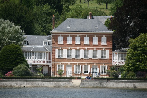 France, Haute Normandie, Seine Maritime, vallee de la Seine, villequier vu depuis la rive d'en face (vatteville la rue) maison vacquerie musee Victor Hugo