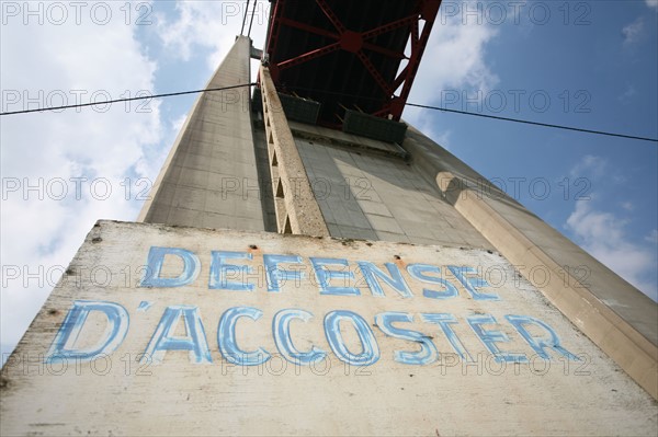 France, Haute Normandie, Seine Maritime, vallee de la Seine, au niveau du pont de Tancarville, defense d'accoster, pile du pont,