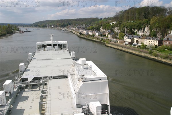 France, Haute Normandie, Seine Maritime, vallee de la Seine, cargo en route vers l'aval, berges du fleuve, duclair,