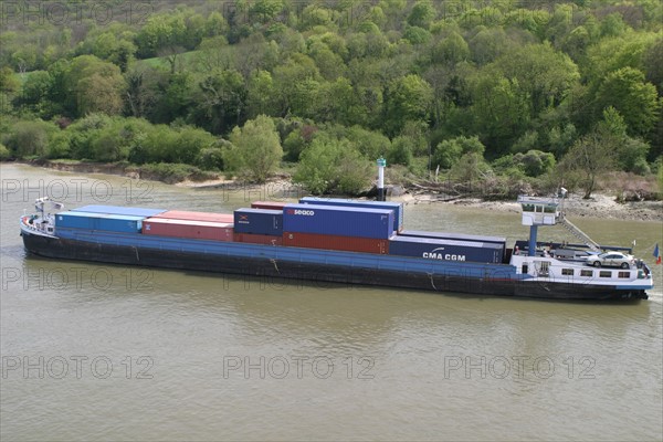 France, Haute Normandie, Seine Maritime, vallee de la Seine, convoi fluvial, barge porte conteneurs, container, berges,