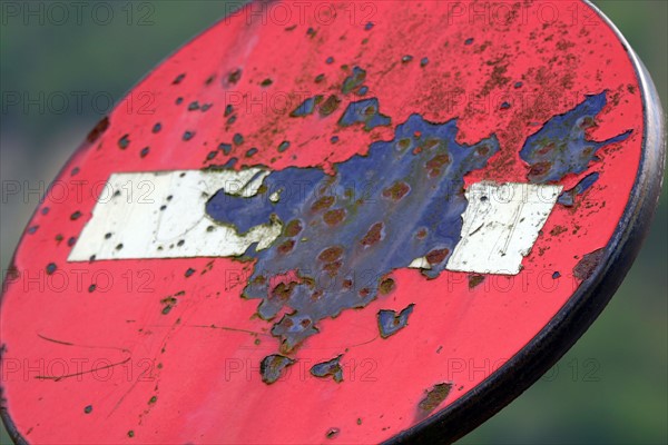 France, Haute Normandie, Seine Maritime, vallee de la Seine, panneau de signalisation, sens interdit, mitraille, par des chasseurs ?