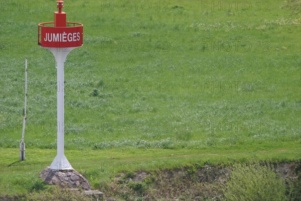 France, Haute Normandie, Seine Maritime, vallee de la Seine, signalisation sur la berge, jumieges, transport maritime, environnement, fleuve, marine marchande, paysage,