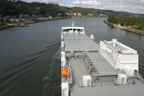 France, Haute Normandie, Seine Maritime, vallee de la Seine, cargo en route vers l'aval, boucle de jumiege, transport maritime, environnement, fleuve, marine marchande,