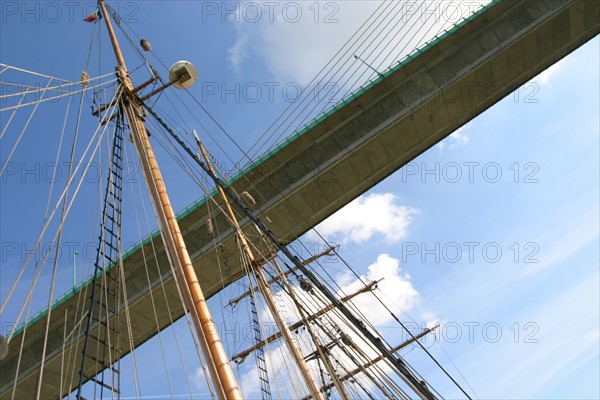 France, Haute Normandie, Seine Maritime, vallee de la Seine, pont de brotonne, passage sous le pont du vieux greement marite, mat, haubans,