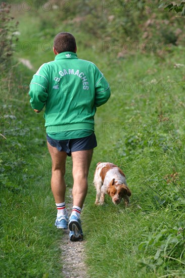 France, Haute Normandie, Seine Maritime, pays de la bresle maritime, jogging avec chien sur un chemin, etangs de la bresle,