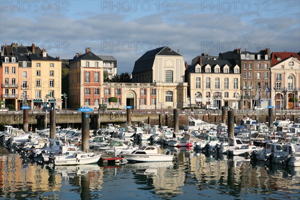 France, Haute Normandie, Seine Maritime, Dieppe, port, quai Henri IV, bateaux de plaisance, voiliers, vedettes, reflets dans l'eau,