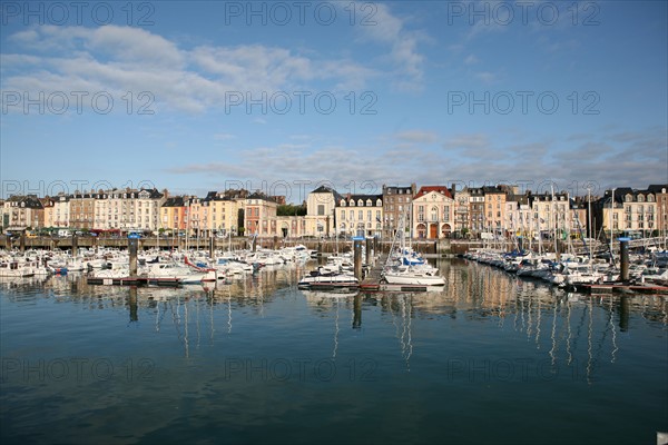 France, Haute Normandie, Seine Maritime, Dieppe, port, quai Henri IV, bateaux de plaisance, voiliers, vedettes, reflets dans l'eau,