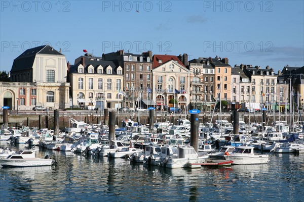 France, Haute Normandie, Seine Maritime, Dieppe, port, quai Henri IV, bateaux de plaisance, voiliers, vedettes, reflets dans l'eau,