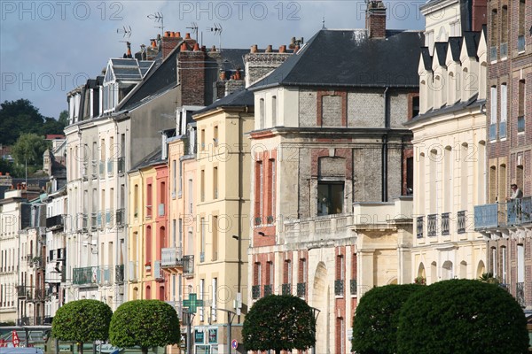 France, Haute Normandie, Seine Maritime, Dieppe, quai Henri IV, facades de maisons alignees,