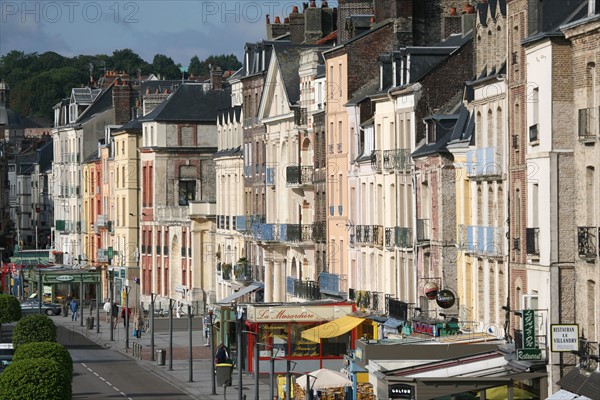 France, Haute Normandie, Seine Maritime, Dieppe, quai Henri IV, facades de maisons alignees,