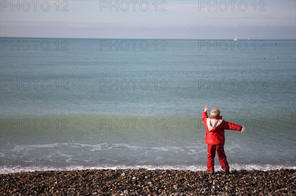 France, Haute Normandie, Seine Maritime, Dieppe, mer, plage galets, enfat qui jette des galets a la mer, personnage ok,