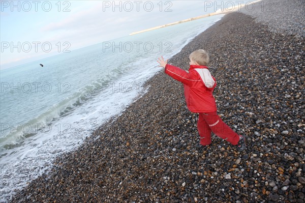 France, Haute Normandie, Seine Maritime, Dieppe, mer, plage galets, enfat qui jette des galets a la mer, personnage ok,