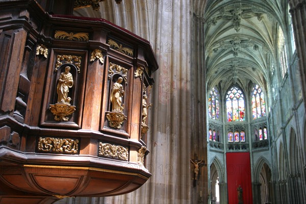 France, Haute Normandie, Seine Maritime, Dieppe, eglise Saint Jacques, chaire de bois sculpte, et choeur,