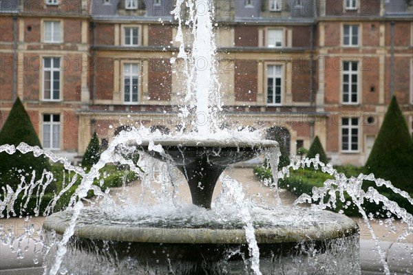 France, Haute Normandie, Seine Maritime, Eu, jardins du chateau - hotel de ville, mairie, fontaine, jets d'eau