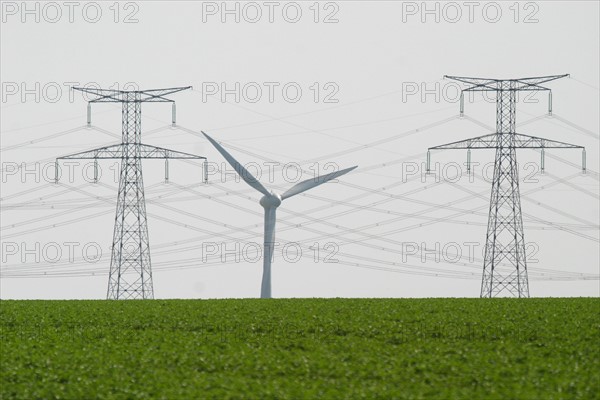 France, Haute Normandie, Seine Maritime, pays de Caux, Penly, pylones, lignes haute tension au depart de la centrale electronucleaire de Penly, eoliennes, energie, environnement, developpement durable,