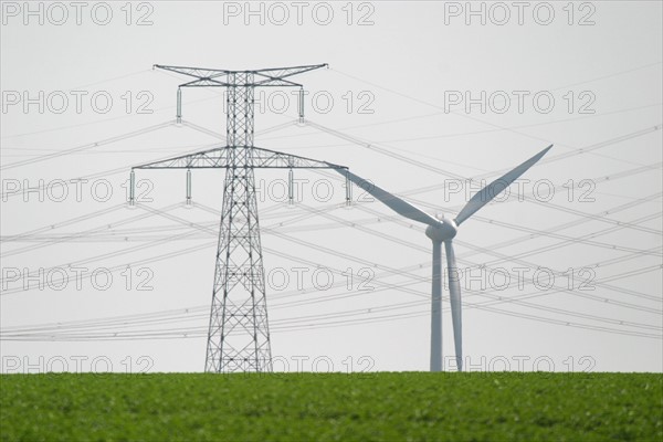 France, Haute Normandie, Seine Maritime, pays de Caux, Penly, pylones, lignes haute tension au depart de la centrale electronucleaire de Penly, eoliennes, energie, environnement, developpement durable,