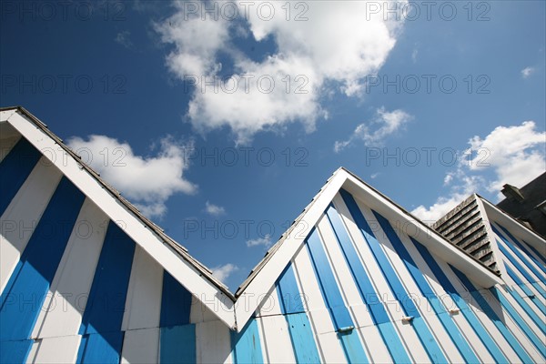 France, Haute Normandie, Seine Maritime, pays de Caux, Saint-Valery-en-Caux, cabines de plages rayees bleu et blanc, ciel nuageux,