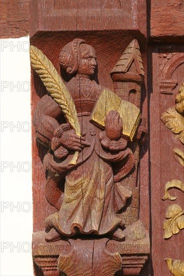 France, Haute Normandie, Seine Maritime, pays de Caux, Saint-Valery-en-Caux, maison Henri IV, colombages, pans de bois, decor, office du tourisme, detail bas relief, figures,