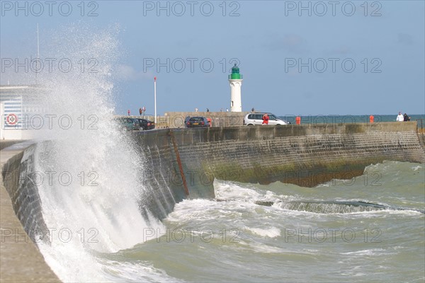 France, Haute Normandie, Seine Maritime, pays de Caux, Saint-Valery-en-Caux, plaisance, mer agitee, sortie de voilier par gros temps