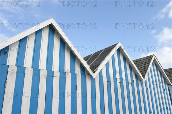 France, Haute Normandie, Seine Maritime, pays de Caux, Saint-Valery-en-Caux, cabines de plages rayees bleu et blanc, ciel nuageux,