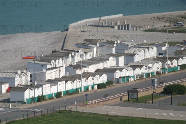 France, Haute Normandie, Seine Maritime, pays de Caux, veulettes sur mer, vue sur la plage depuis les hauteurs, cabines de bains,