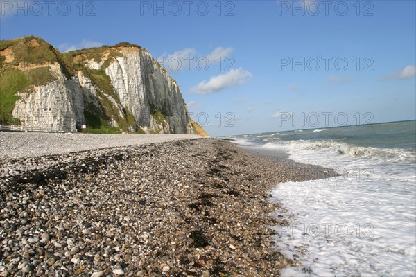 France, Haute Normandie, Seine Maritime, pays de Caux, veulettes sur mer, plage de galets et falaises, vagues